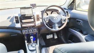 2010 Mitsubishi Outlander - Thumbnail